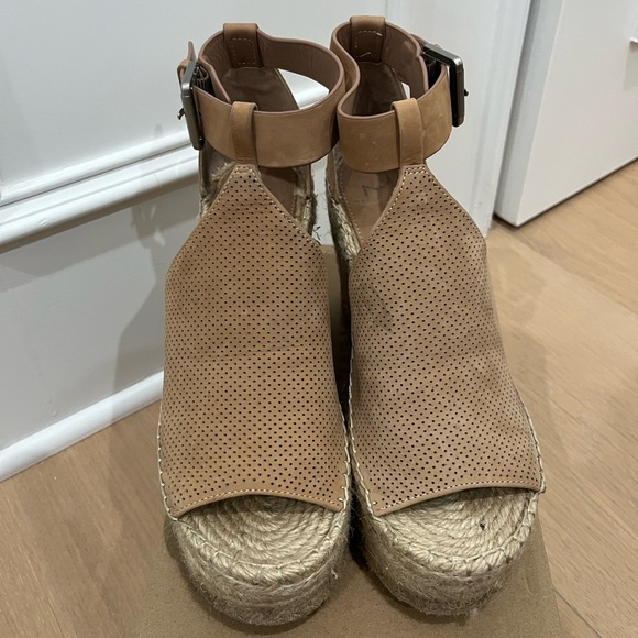 Marc Fisher Mlannie Wedge Sandals Perforated Leather Espadrilles Tan size 8 - Picture 4 of 6